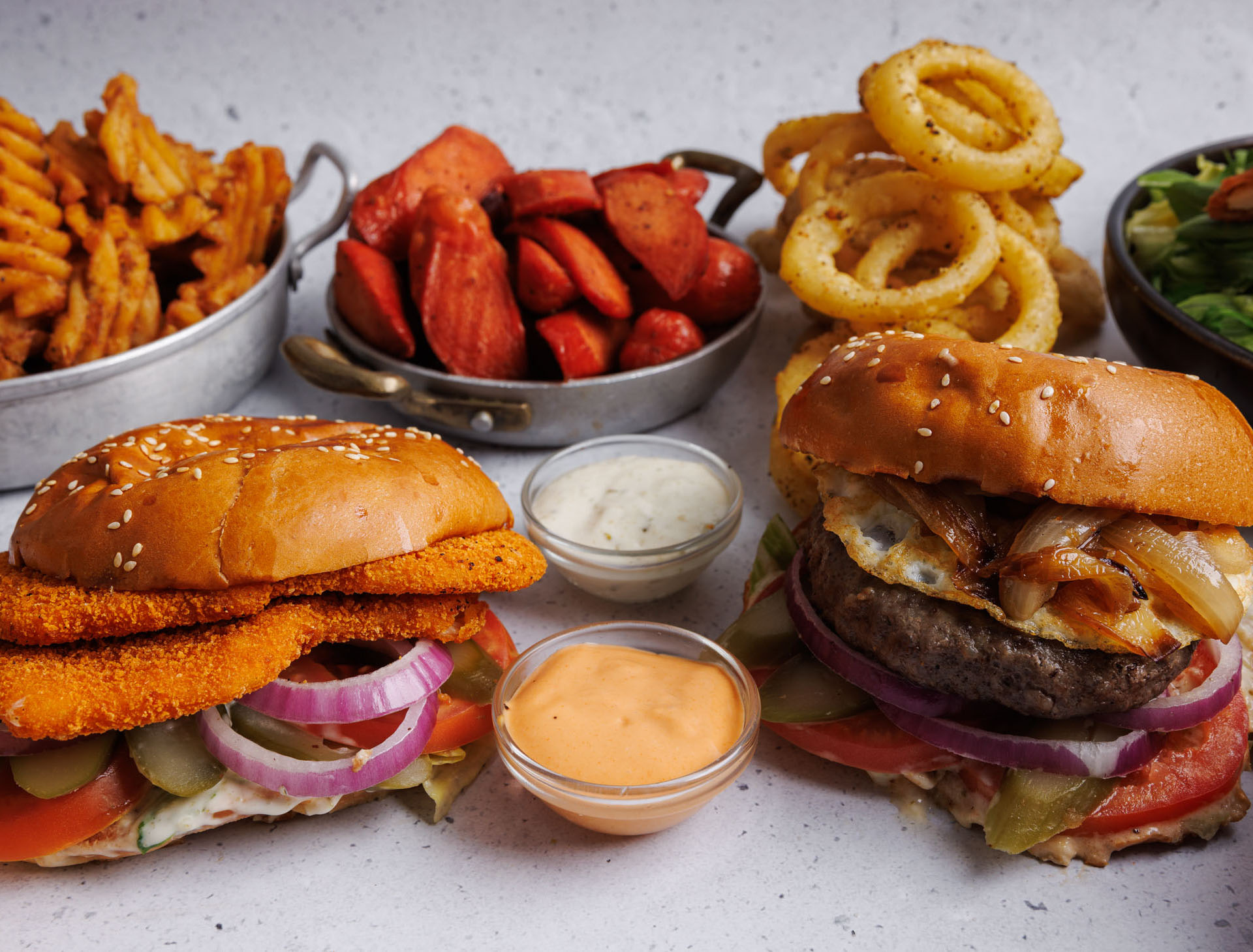 כריך שניצל, המבורגר עם ביצה ובצל מטוגן, נקניקיות נשנוש ועוד