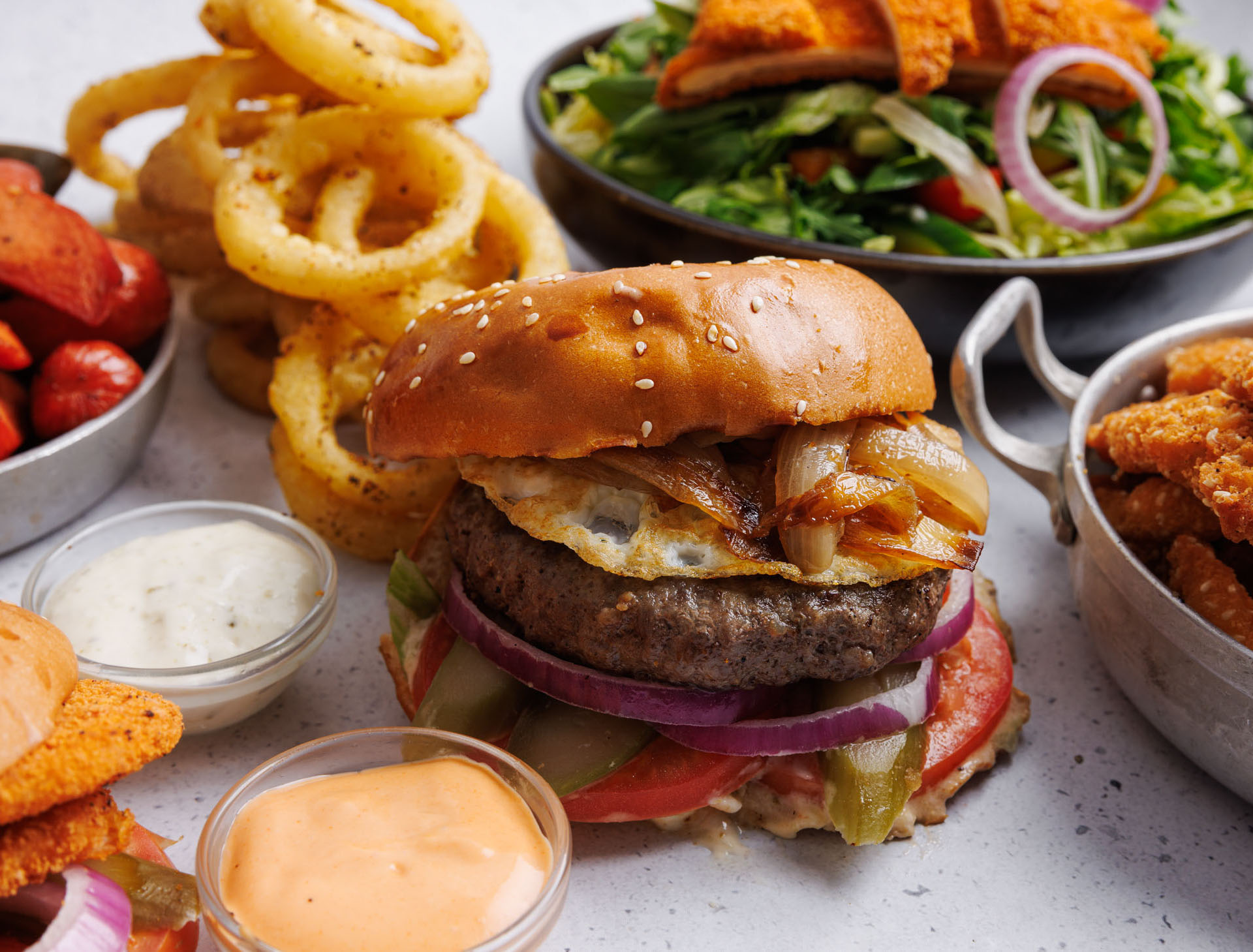 המבורגר עם בצל מטוגן וביצה